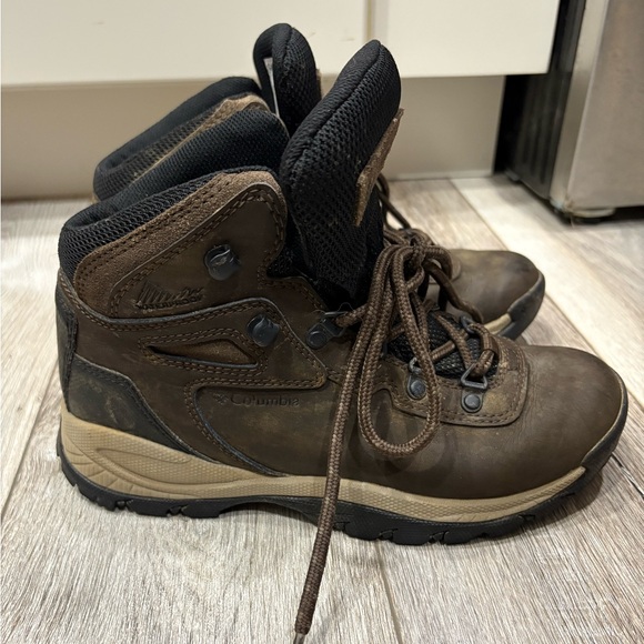 Women’s 7.5 Columbia Dark Brown Leather Outdoor Boots - Picture 2 of 6